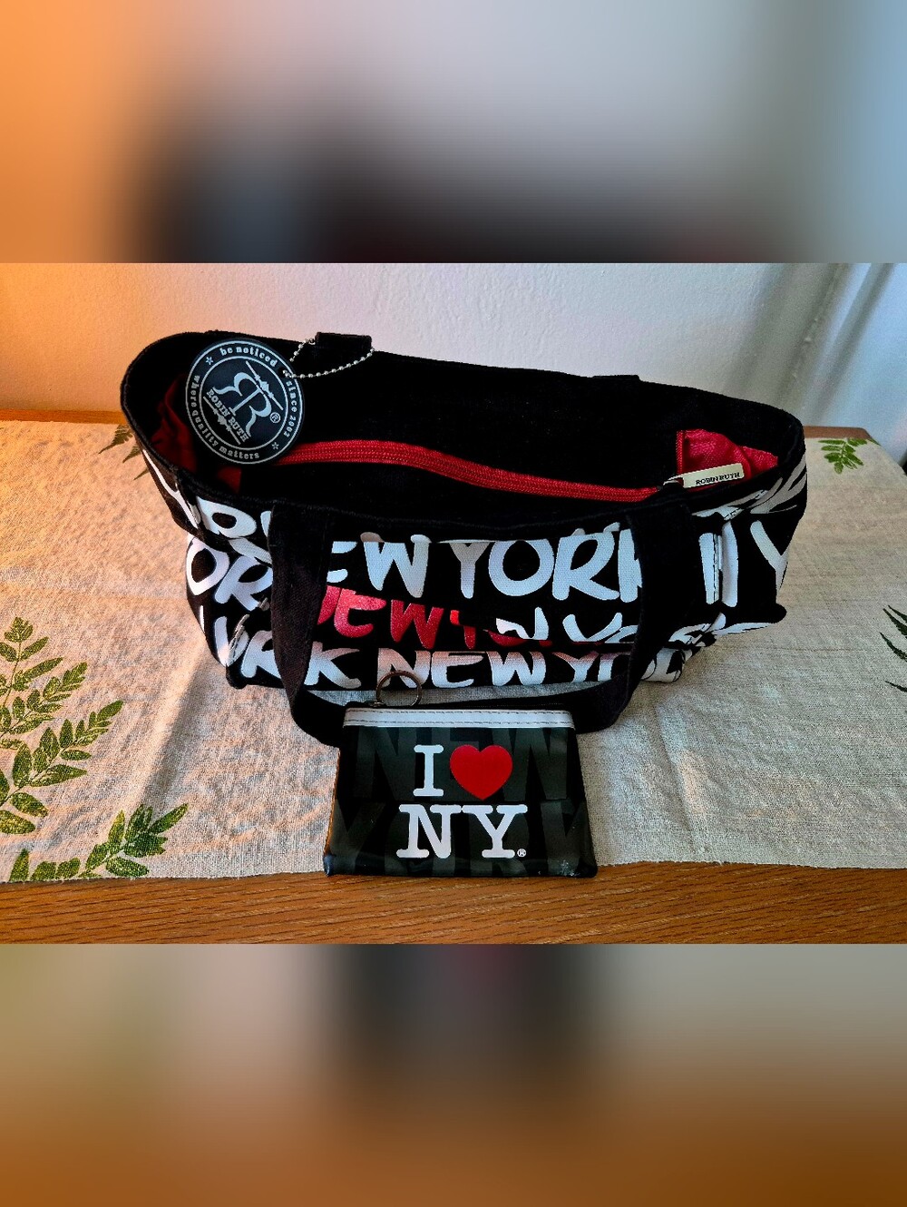 Robin Ruth Blk/Wht/Red New York Graphic Tote w/Coin Purse - Picture 5 of 9